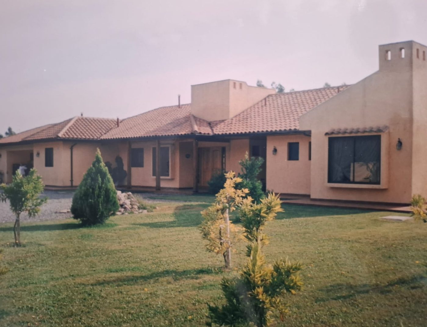 Vivienda de dos pisos con entorno arbolado