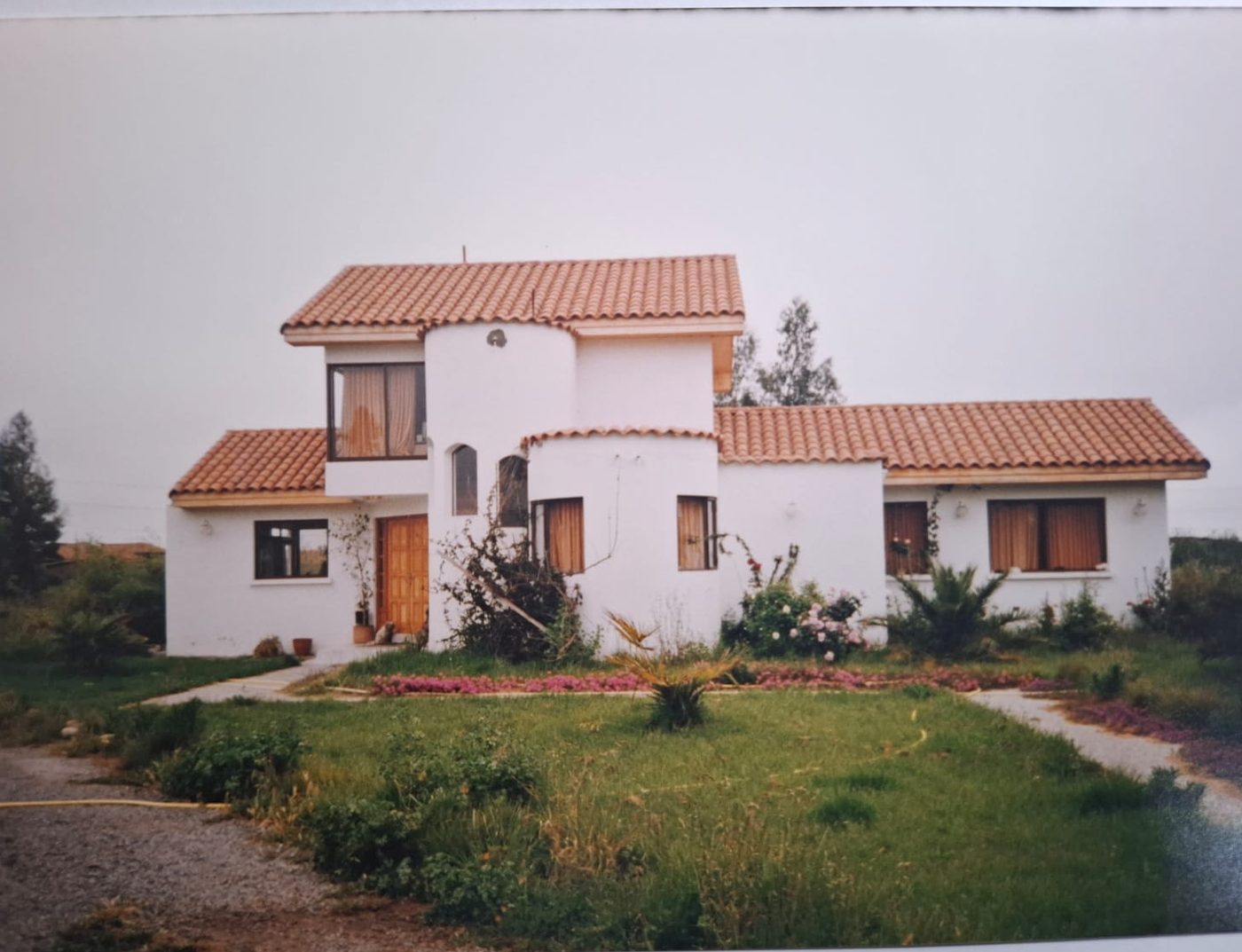 Vivienda estilo mediterráneo con muros blancos