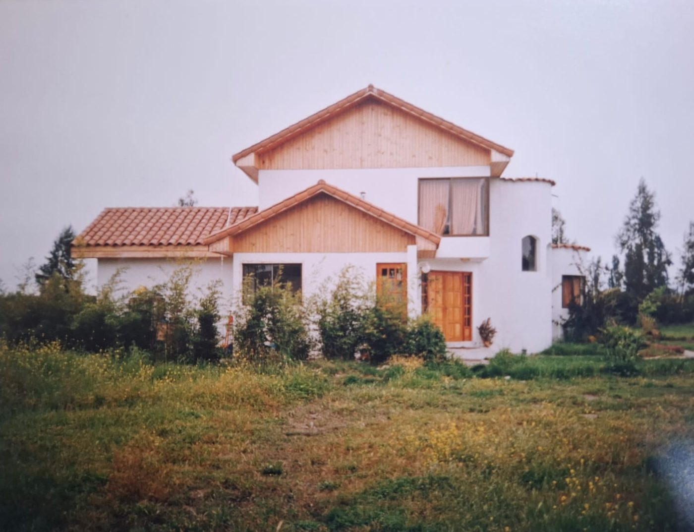 Vivienda de dos pisos con techo de teja