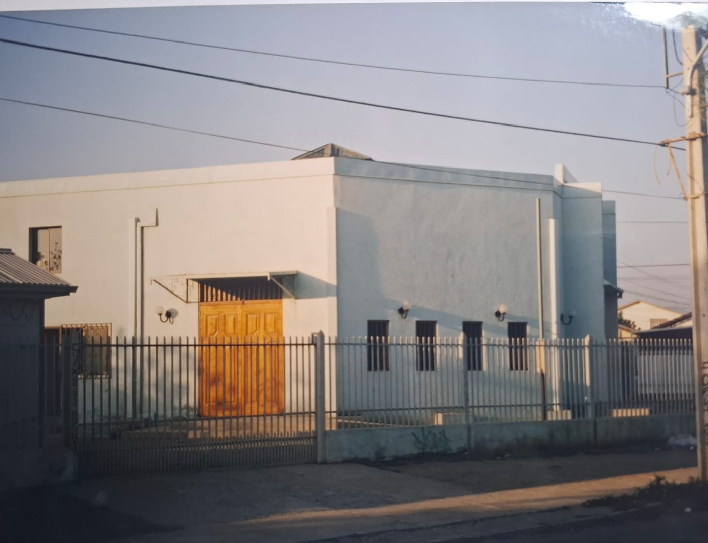 Edificio institucional de líneas modernas