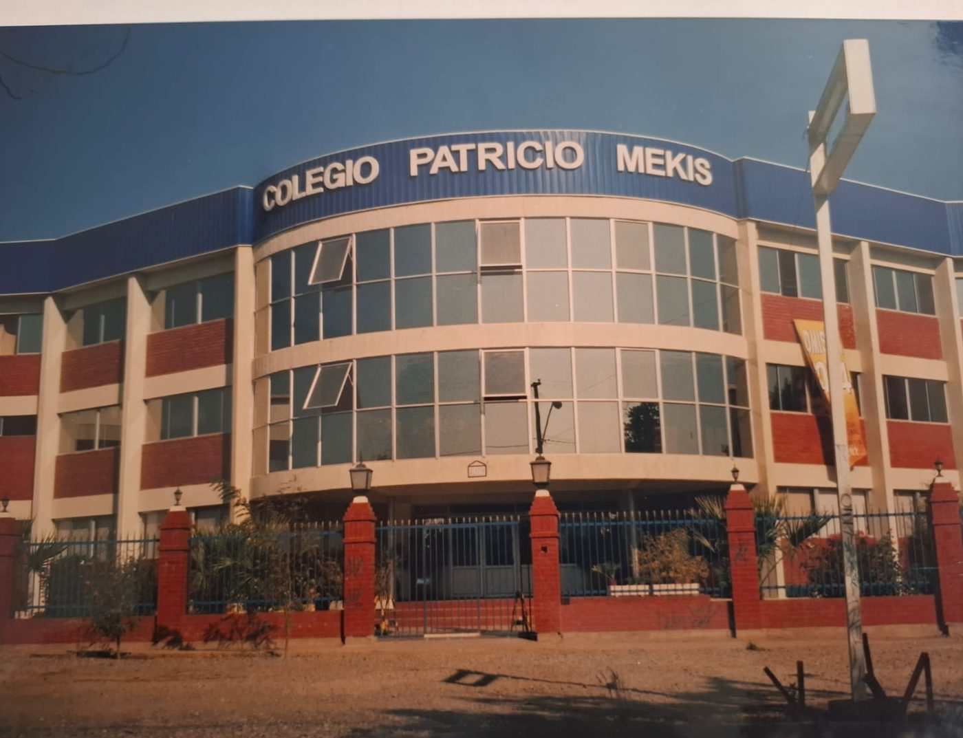 Fachada del Colegio Patricio Mekis construido por SAC