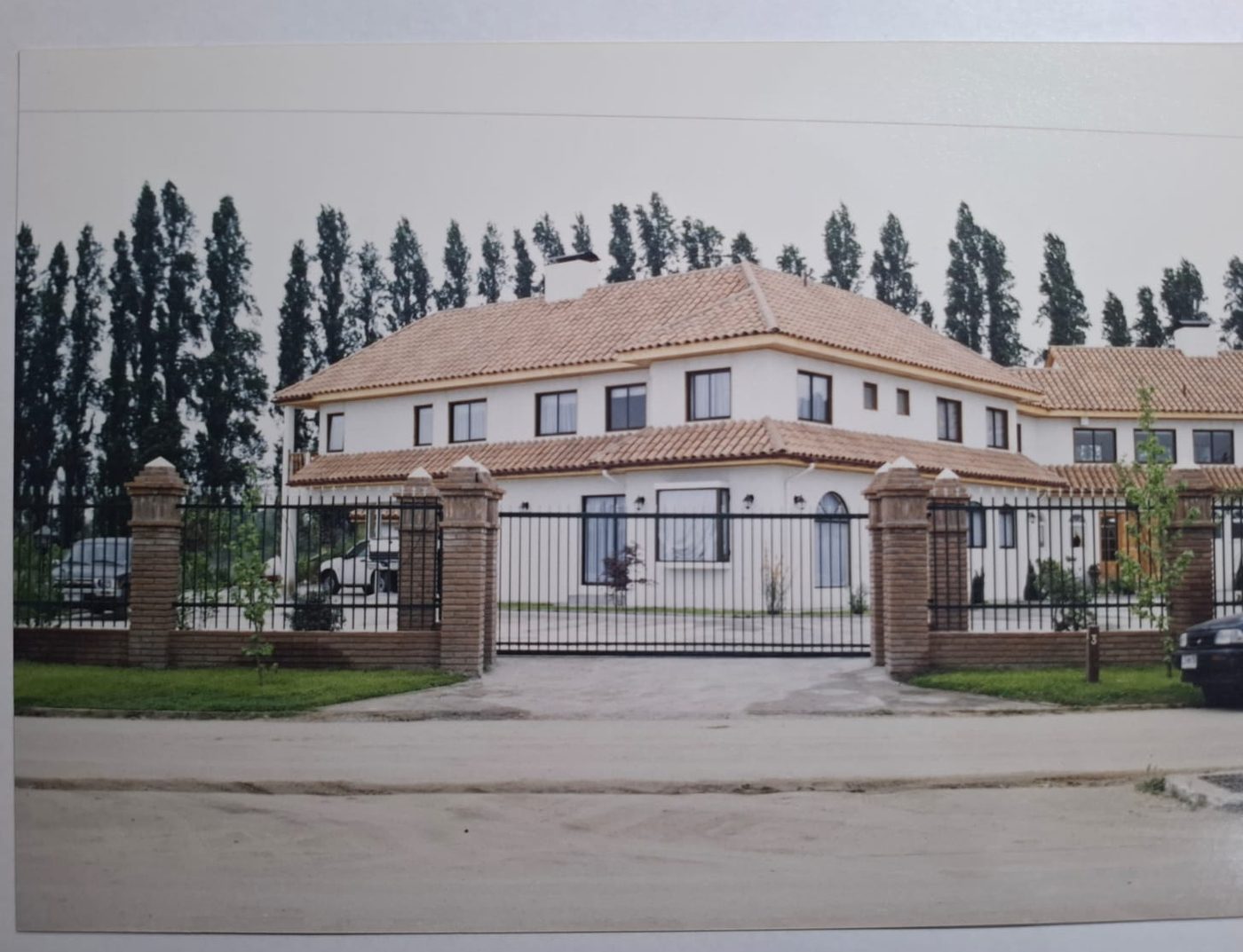 Conjunto habitacional con acceso enrejado
