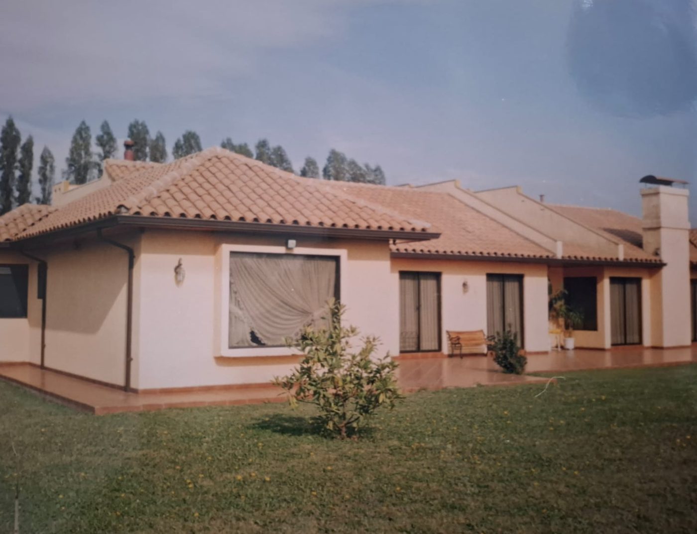 Vivienda de un piso con teja colonial y antejardín