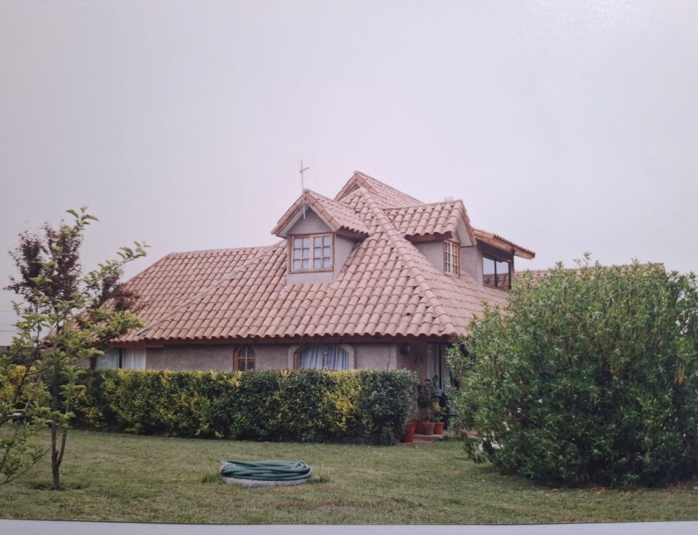 Vivienda con techo a dos aguas y jardín
