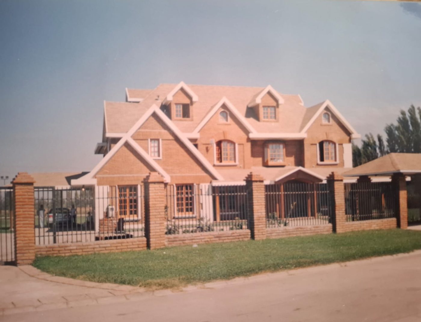 Casa estilo americano de ladrillo y dos aguas