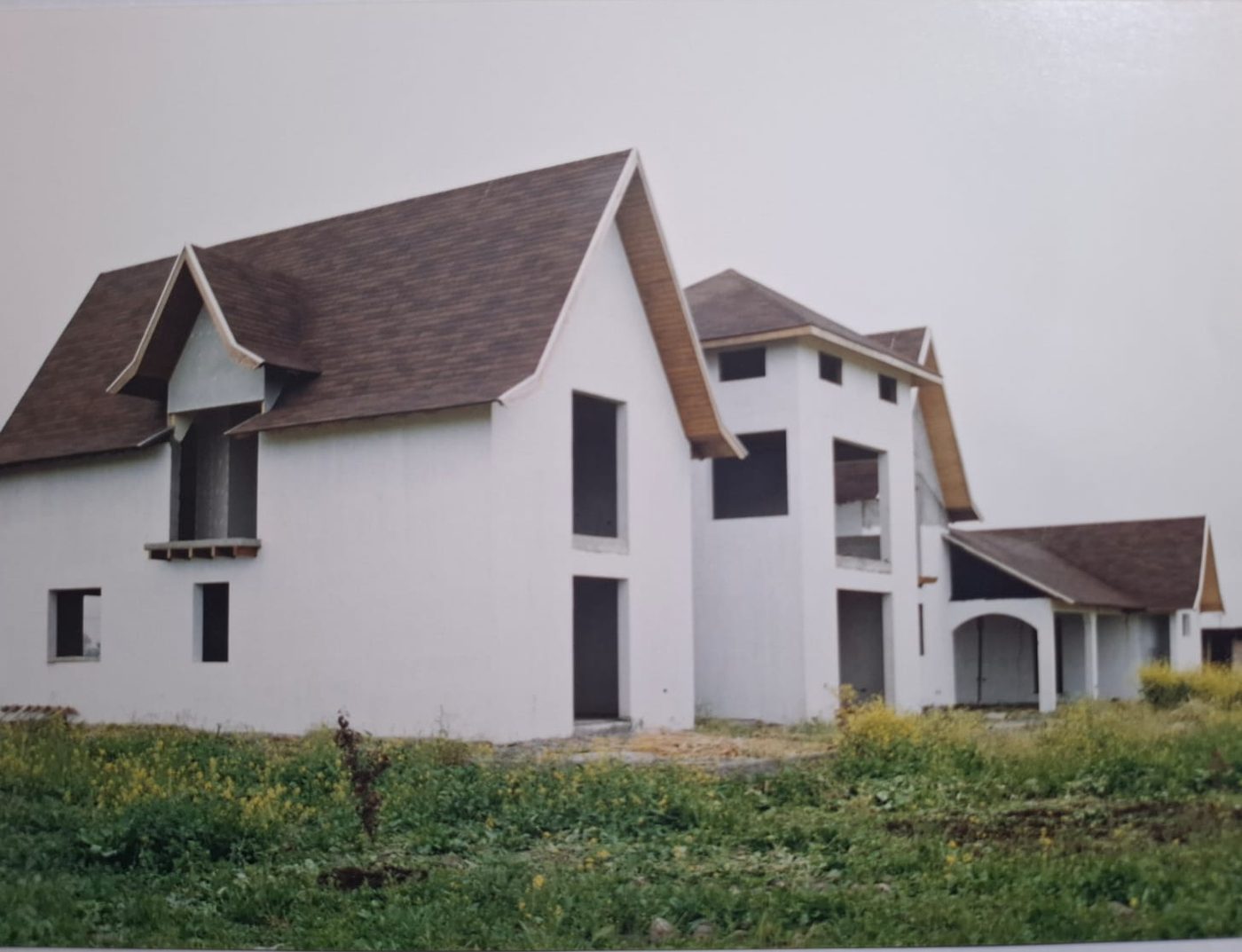 Vivienda contemporánea con techo de pizarra