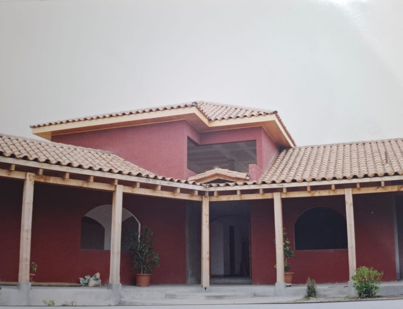 Casa con galería de arcos y piscina