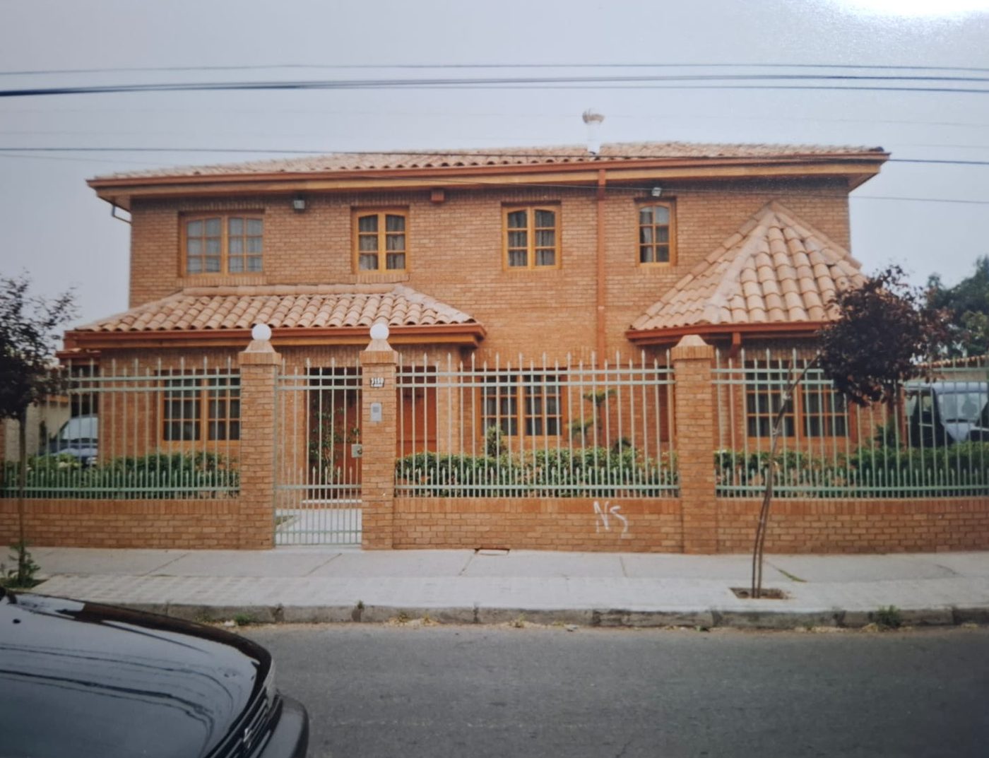 Casa patronal de dos pisos con acceso enrejado