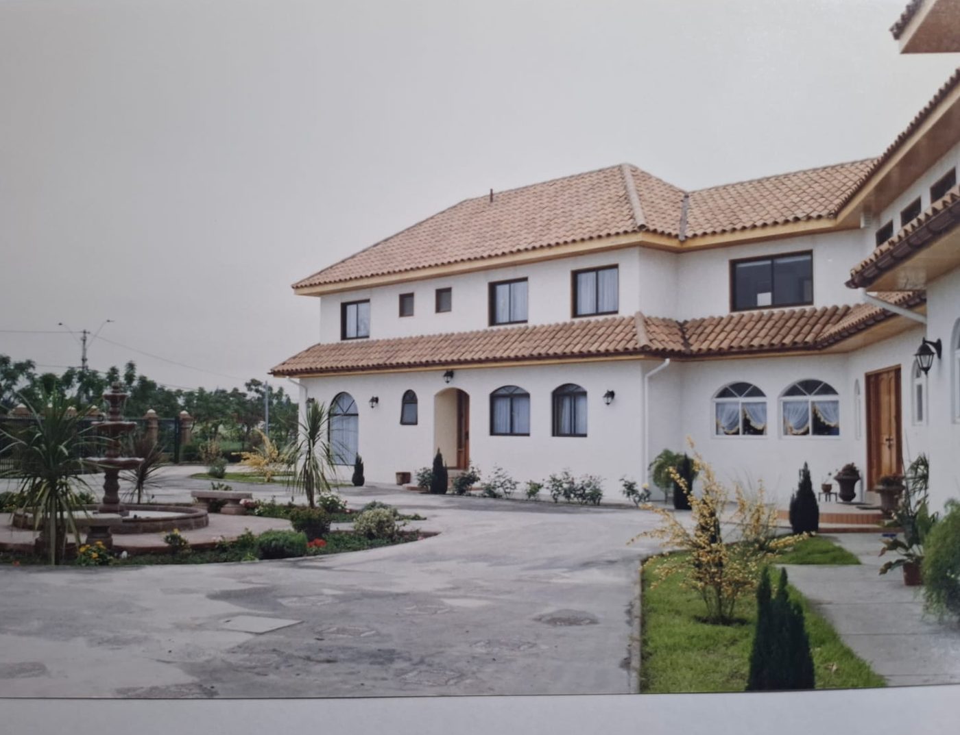 Casa patronal de dos pisos con galería de arcos